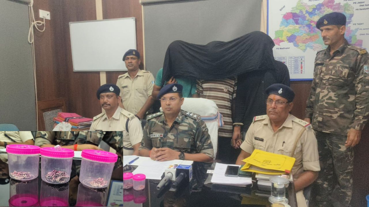 Deoghar: रेलवे स्टेशन से मंदिर मार्ग तक दहशत फैलाने वाले तीन आरोपी गिरफ्तार, चोरी की चांदी और वारदात में इस्तेमाल स्कूटी बरामद