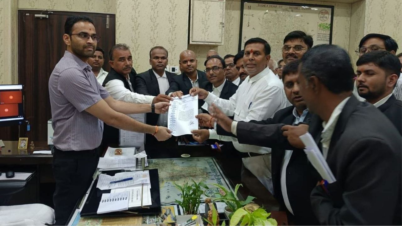 दिल्ली में छात्रों पर लाठीचार्ज से आक्रोशित देवरिया के अधिवक्ता, DM को सौंपा राष्ट्रपति के नाम का ज्ञापन और मांगा न्याय
