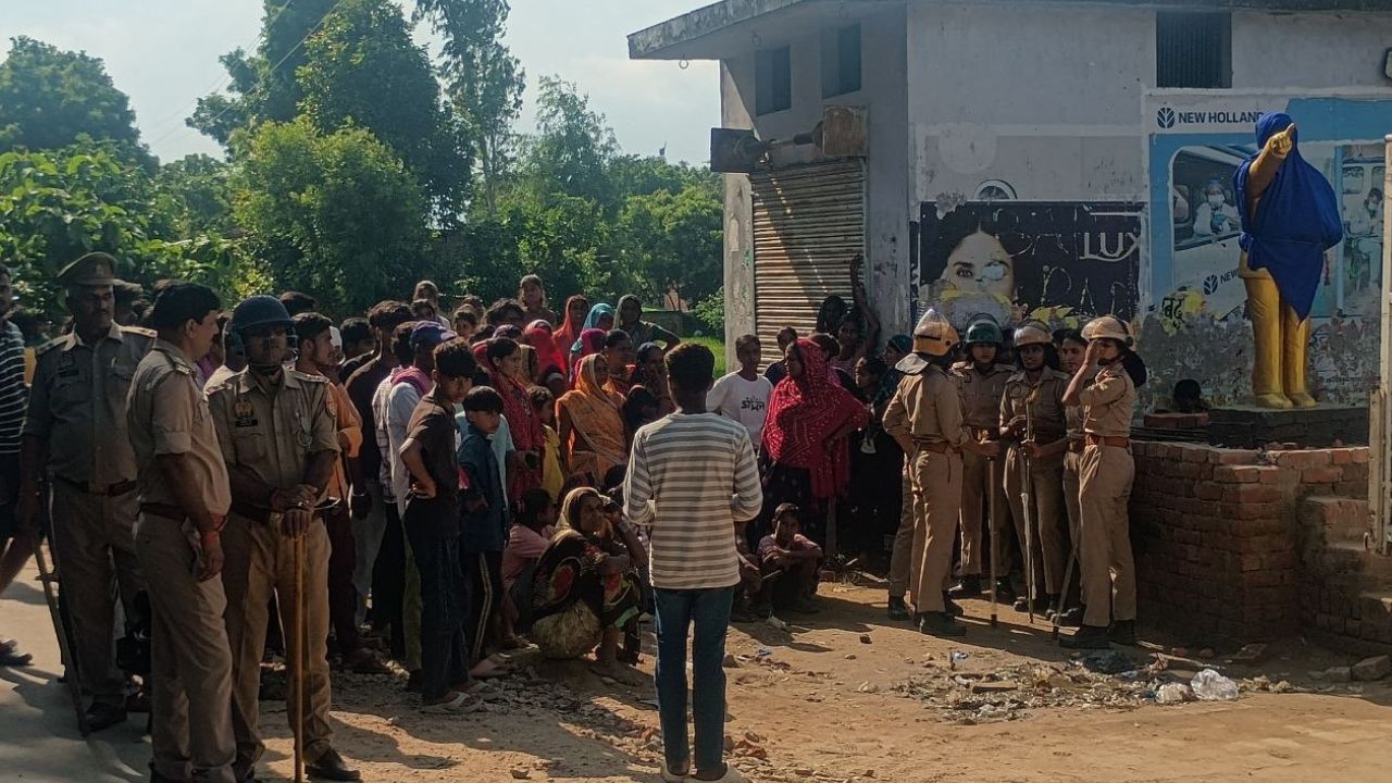 देवरिया में अंबेडकर प्रतिमा हटाने पर बवाल, पुलिस और ग्रामीणों के बीच पथराव, कई जवान घायल