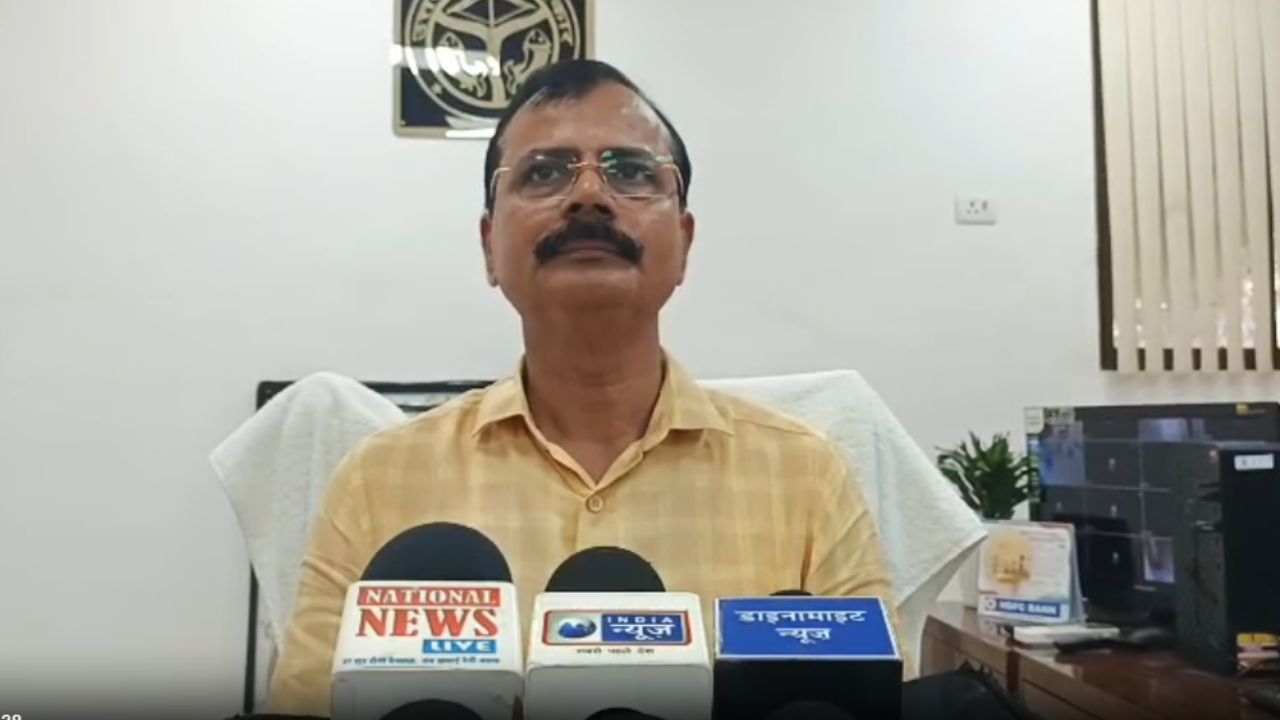 Deoria News: शिक्षा के मंदिर में शराब की बोतल, सूख गए ‘एक पेड़ मां के नाम’ अभियान के पौधे; CDO ने दिए जांच के आदेश