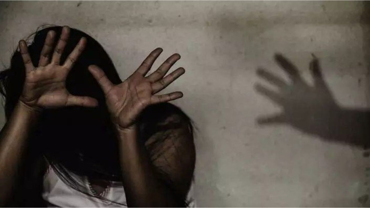 Deoria: किशोरी से छेड़खानी के आरोपों से इलाके में हड़कंप, जानिए क्या है पूरा मामला