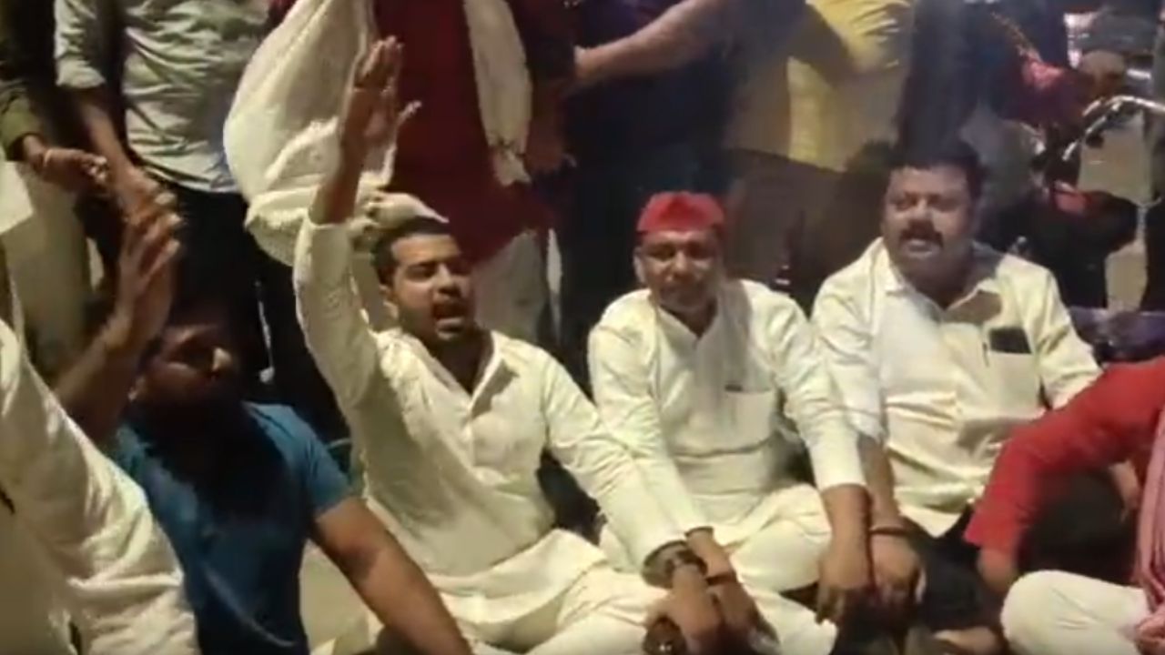 आधी रात को सियासी भूचाल, अखिलेश यादव की गिरफ्तारी के विरोध में देवरिया में सपा का जबरदस्त प्रदर्शन