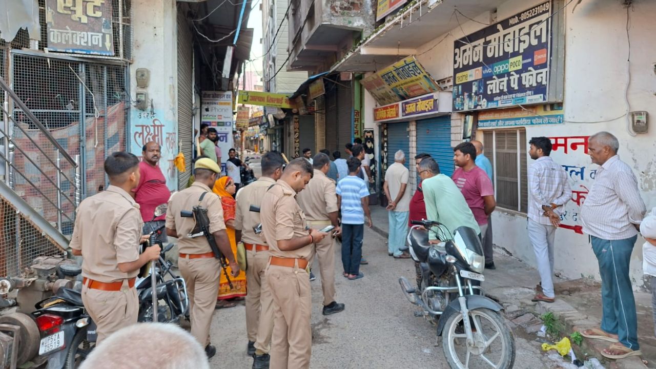 देवरिया में चोरों का आतंक! पुलिस पिकेट से चंद कदम दूर दुकान का शटर तोड़कर लाखों का माल उड़ाया