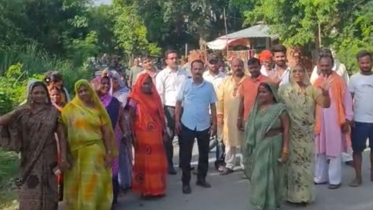 देवरिया में शराब की नई दुकान को लेकर विरोध, महिलाओं ने खोला मोर्चा