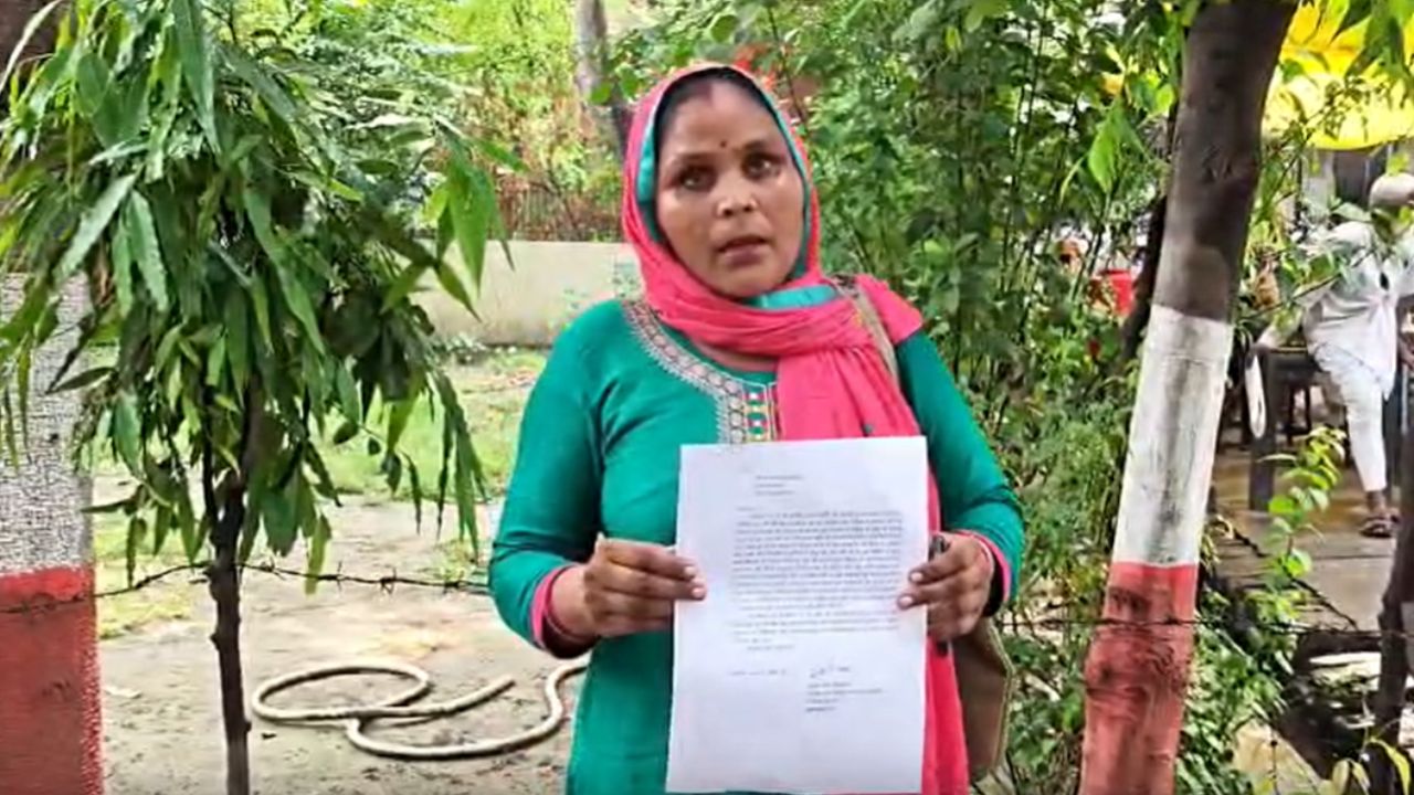 मुजफ्फरनगर तहसील में हंगामा, महिला ने पूर्व प्रधान को चप्पल से पीटा
