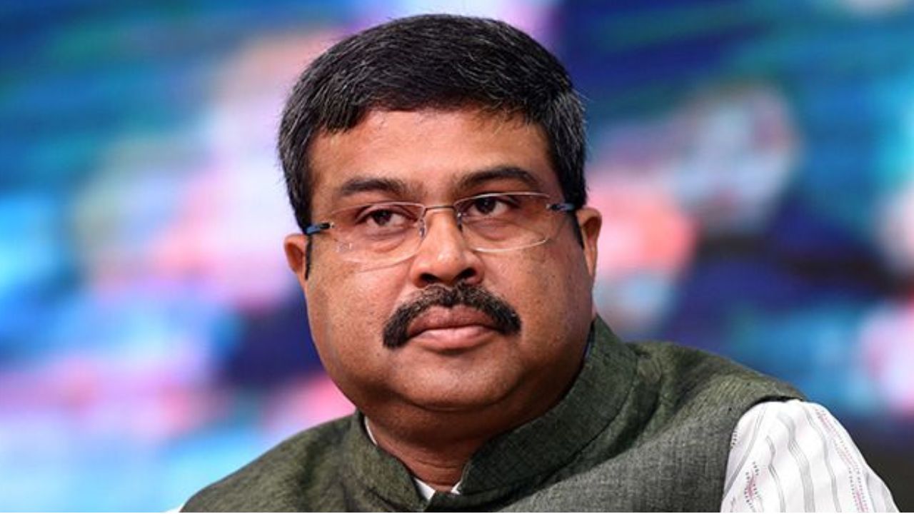Dharmendra Pradhan Resignation: सरकार बचाना चाहती थी कुर्सी… फिर अचानक क्यों देना पड़ा इस्तीफा?