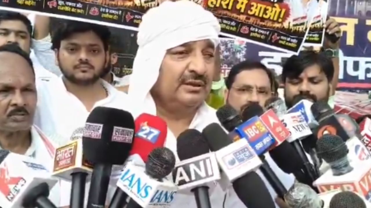 ‘सियार शेर नहीं बन सकता…’, धरने पर बैठे राज्यमंत्री दिनेश प्रताप सिंह राहुल गांधी पर भड़के, बोले- सांसद के अयोग्य है नेता
