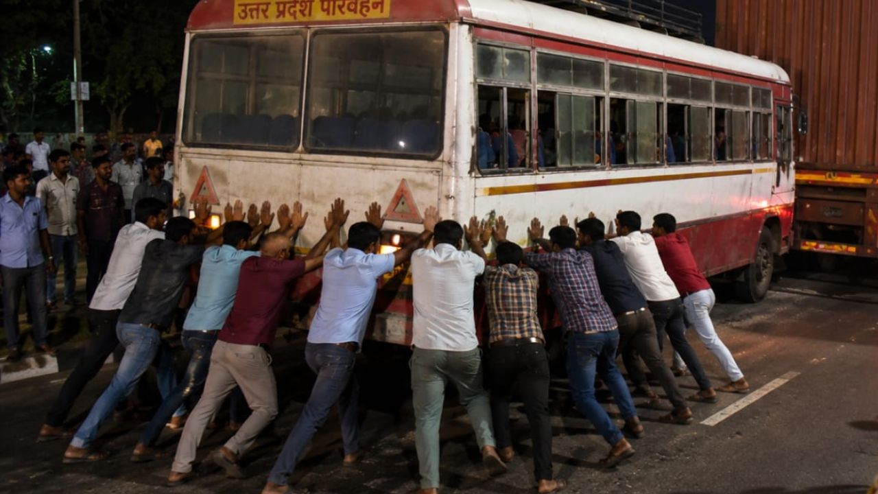 Etah: खराब रोडवेज बस को धक्का लगा रहे यात्रियों पर चढ़ा कंटेनर,चार की मौत, कई घायल आखिर अब कब जागेगी सरकार?