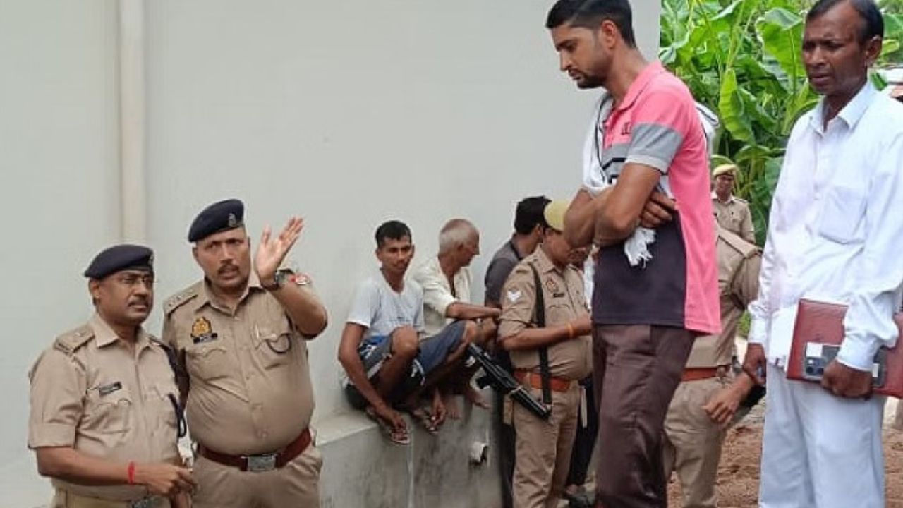 दीवार विवाद में खून-खराबा: खेत जा रहे अधेड़ की कुल्हाड़ी से हत्या, ताऊ के बेटे पर आरोप
