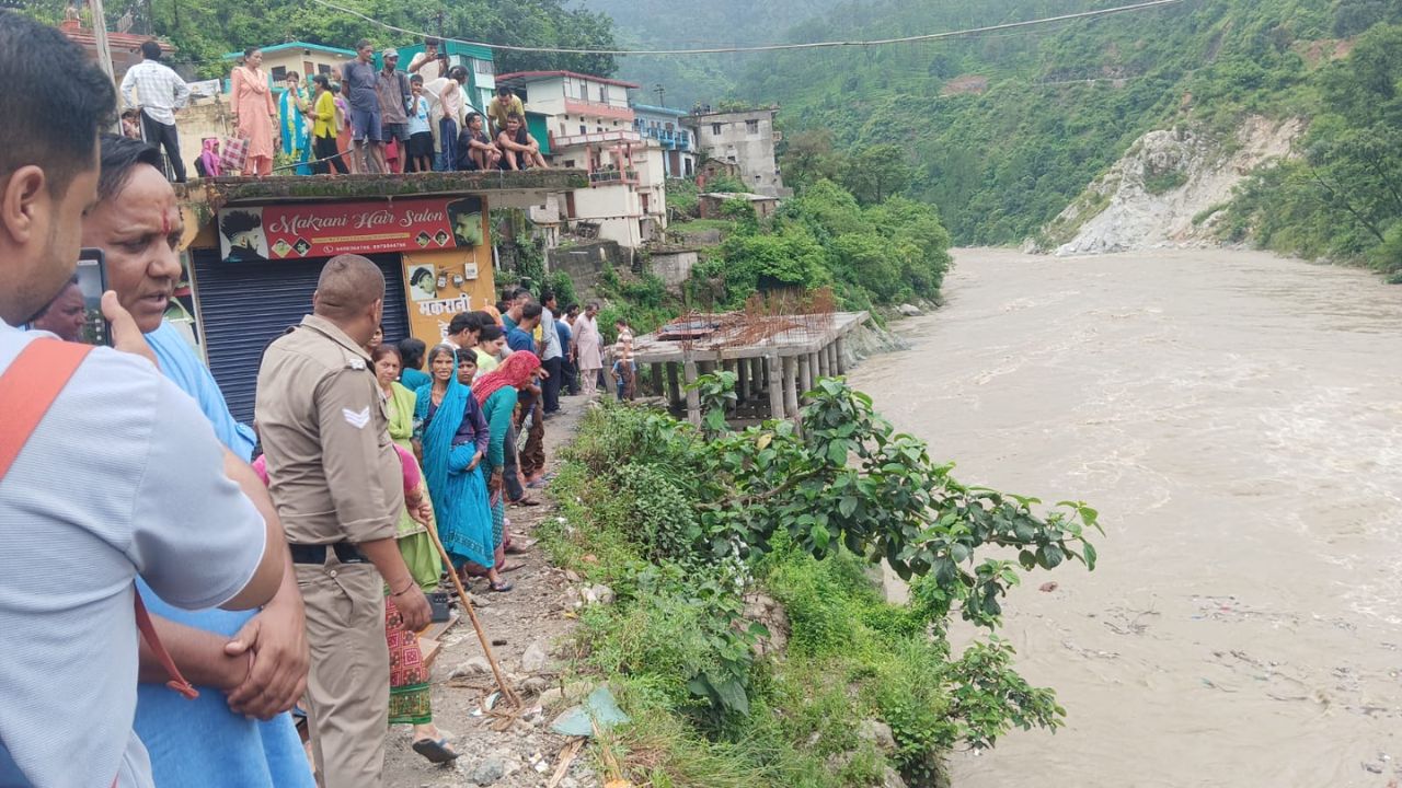 रुद्रप्रयाग में मौत का टापू: मंदाकिनी नदी में अचानक उफान, तीन महिलाएं बीच धारा में फंसी, NDRF का रेस्क्यू शुरू