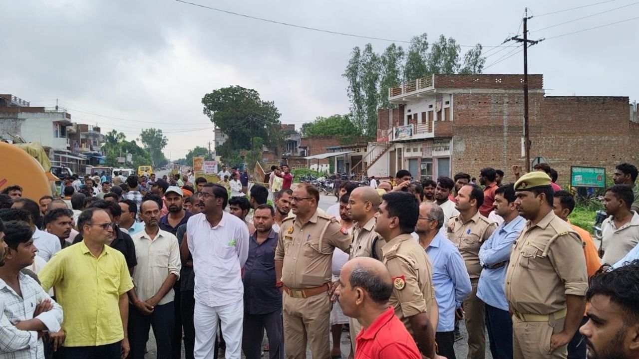 सोते रह गए पिता-पुत्र, ऊपर पलट गया सीमेंट से लदा कंटेनर, मिर्जापुर में खौफनाक सड़क हादसा