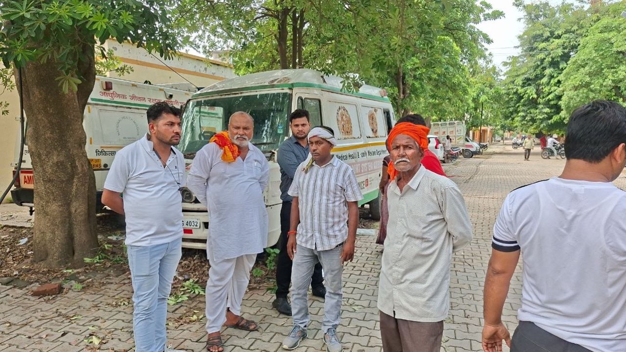कार के उड़े परखच्चे, मौके पर ही टूटी सांसें; मैनपुरी में DCM से टकराई कार