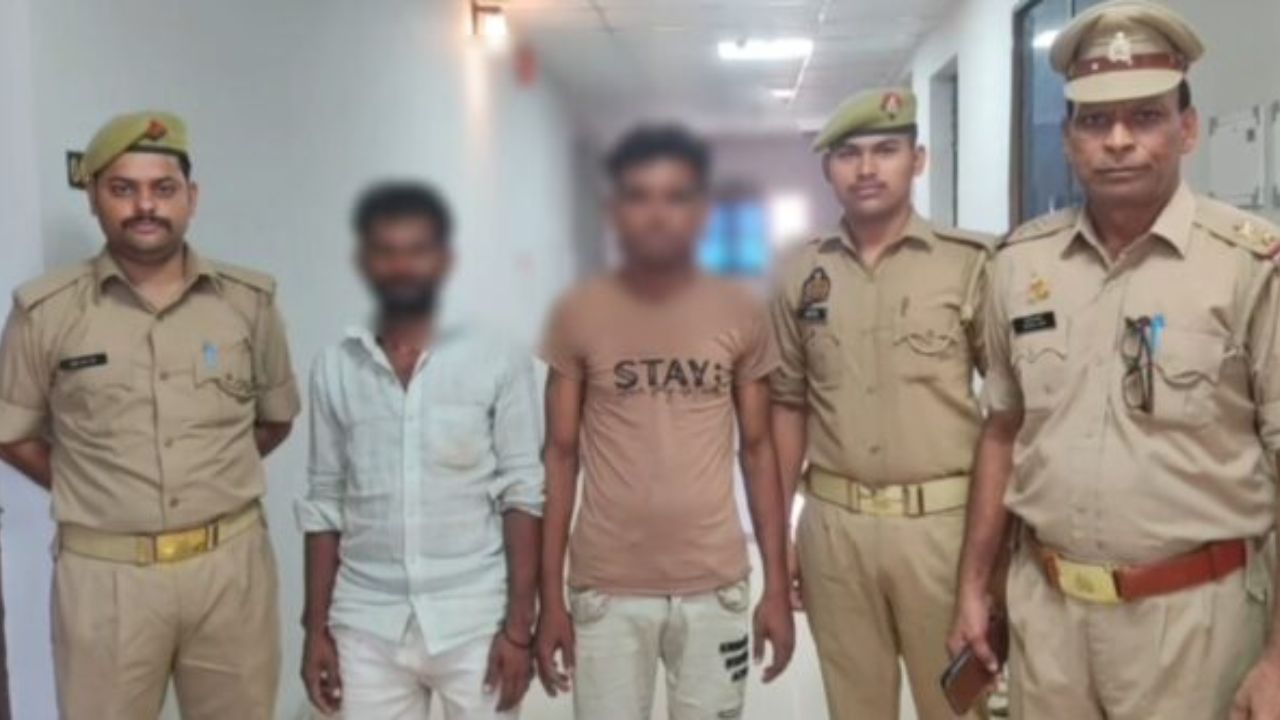घर का ताला तोड़कर लाखों के जेवर उड़ाने वाले दो शातिर चोर गिरफ्तार, चोरी का माल और नकदी बरामद