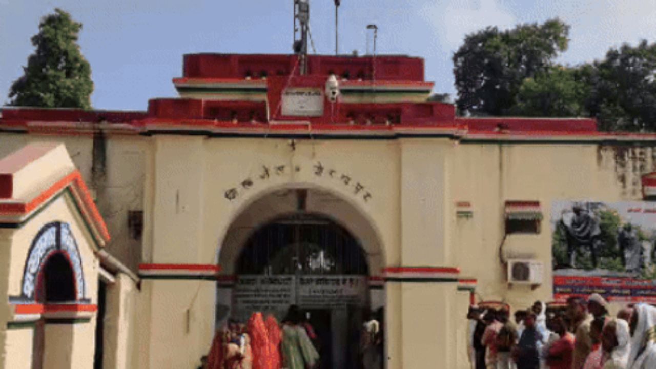 Gorakhpur Search Operaion: गोरखपुर पुलिस और जेल प्रशासन में हड़कंप, पॉक्सो एक्ट में बंद कैदी ने दिया चकमा