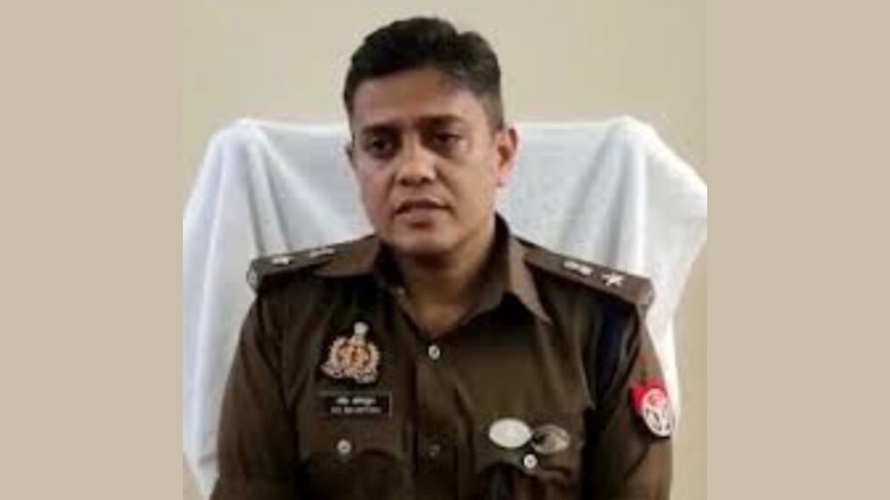 गोरखपुर में एसएसपी का बड़ा एक्शन, कोतवाली इंस्पेक्टर लाइन हाजिर, महिला चौकी प्रभारी निलंबित