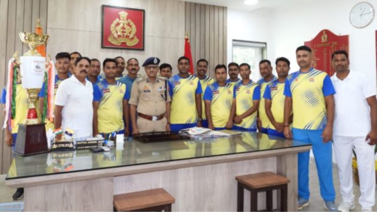 मानसून गोल्ड कप पर गोरखपुर जोन पुलिस का कब्जा, एडीजी मुथा अशोक जैन ने खिलाड़ियों की पीठ थपथपाई
