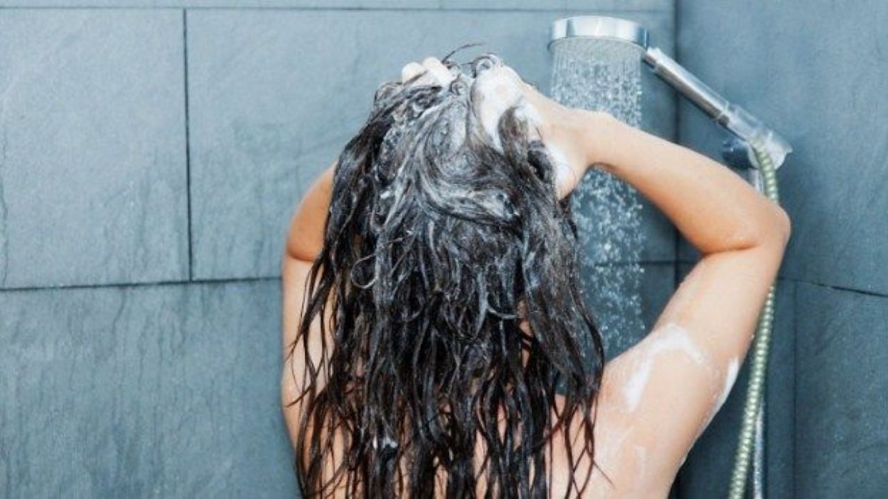 रात को बाल धोकर या गीले बालों के साथ सो जाने की आदत आपके बालों को हमेशा के लिए बर्बाद कर सकती है। गीले होने पर बालों की जड़ें सबसे कमजोर होती हैं और सोते समय तकिए से रगड़ खाकर ये दोमुंहे होकर टूटने लगते हैं। इसके अलावा स्कैल्प में रातभर नमी रहने से फंगस और डैंड्रफ बढ़ता है और आयुर्वेद के अनुसार इससे वात दोष भी असंतुलित हो जाता है। (Img- Pinterest)