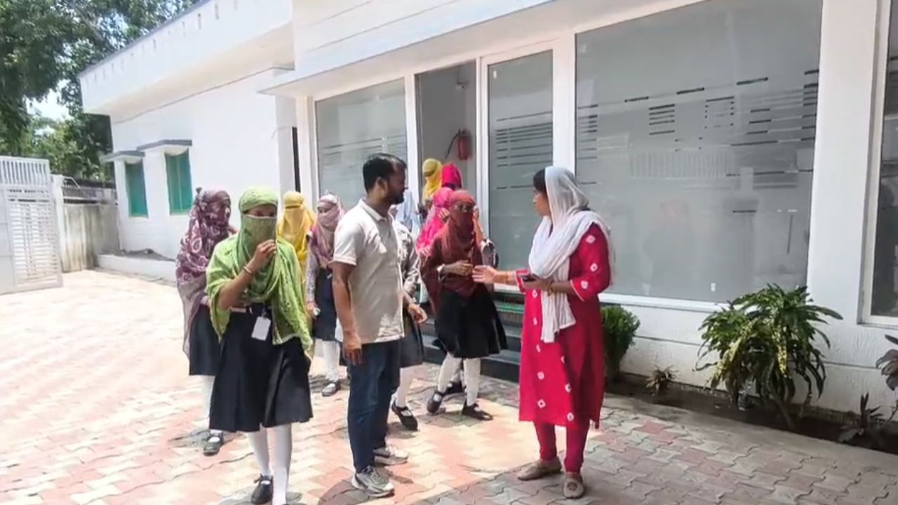 हमीरपुर के स्कूल में बवाल, छात्राओं ने छेड़छाड़ का लगाया आरोप; CCTV तोड़ने की घटना से हड़कंप