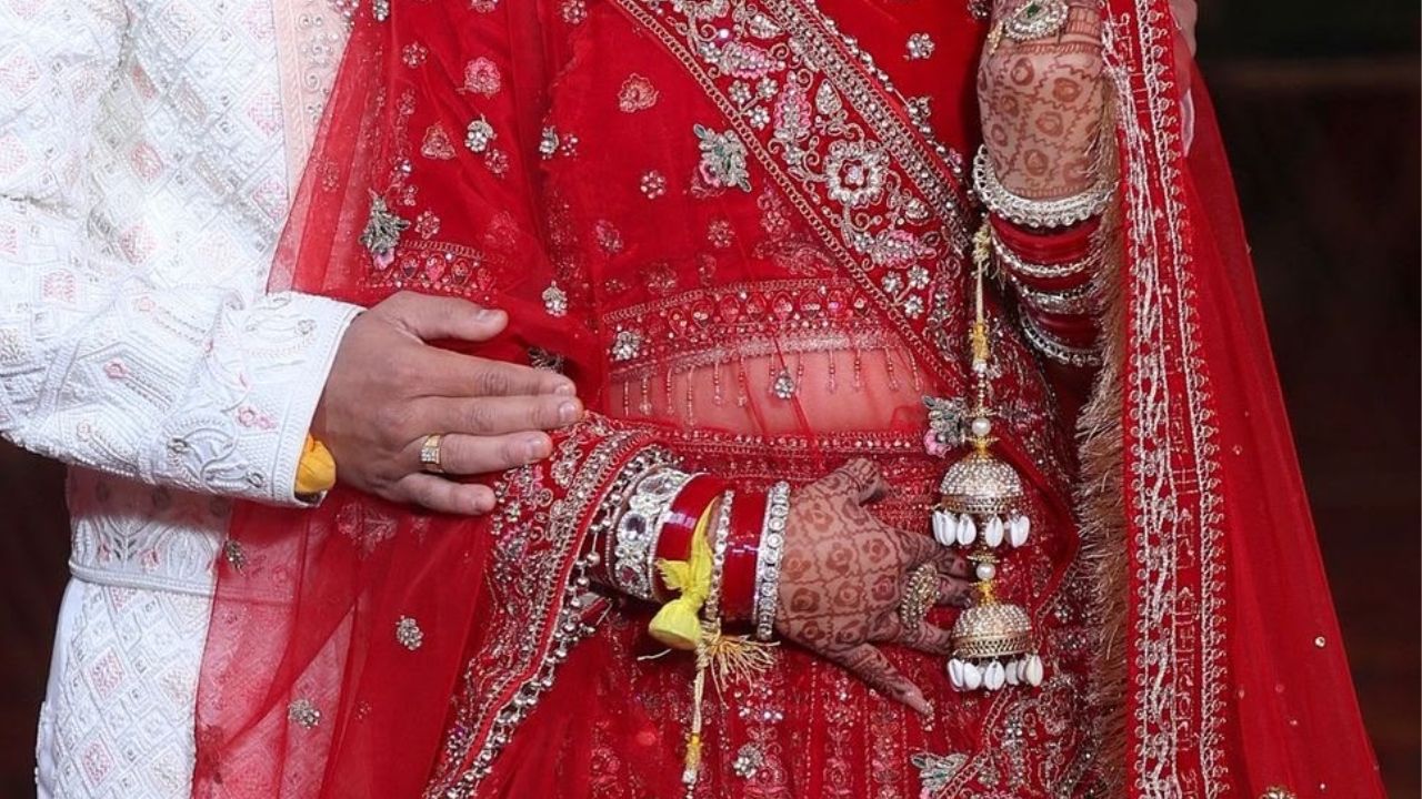 घर चलकर देख लूंगा… दूल्हे की इस धौंस पर भड़की हाथरस की दुल्हन, वरमाला फेंककर बारात को किया बैरंग