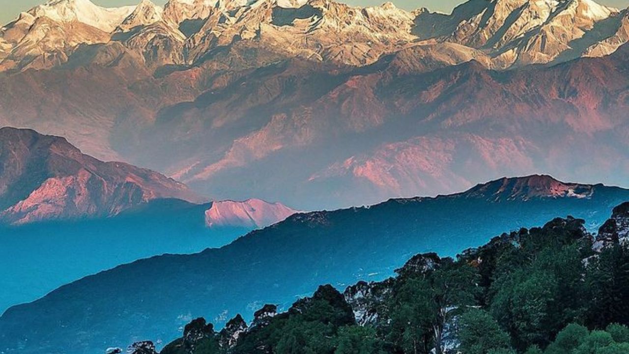 भागदौड़ भरी जिंदगी से दूर सुकून के पल बिताने के लिए उत्तराखंड की ये 4 अनदेखी जगहें सबसे बेहतरीन ठिकाना हैं। चारों तरफ फैले ऊंचे पहाड़, बादलों का बसेरा और मखमली हरियाली मन को मंत्रमुग्ध कर देती है। प्रकृति की इस असीम शांति और खूबसूरती का अनुभव आपके सफर को हमेशा के लिए यादगार बना देगा। (Img- Pinterest)
