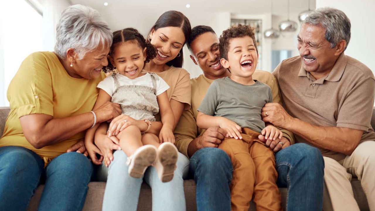 Sibling Therapy: लड़ाई-झगड़े और बातचीत बंद? भाई-बहनों के बीच की कड़वाहट चुटकियों में दूर कर रही है ये खास थैरेपी