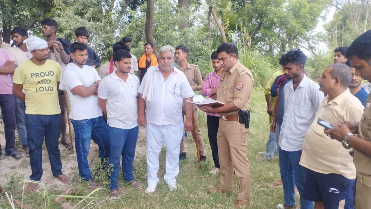 Kannauj News: घर के अंदर हुआ कुछ ऐसा… बाहर पेड़ से लटका मिला पति!
