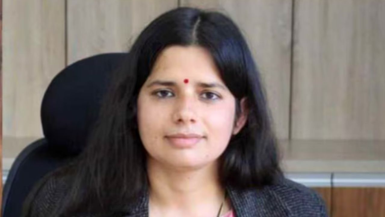 गांव में न स्कूल, न लड़कियों की पढ़ाई का रिवाज… अब दिल्ली की ज़मीन संभालेगी यह धाकड़ IAS अफ़सर