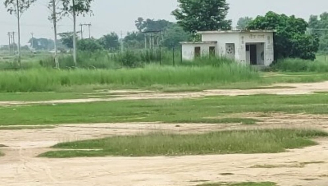 लाखों खर्च हुए, फिर भी खिलाड़ियों का सपना टूटा… 8.50 लाख का आदर्श खेल मैदान बना कूड़ाघर, युवाओं में गुस्सा