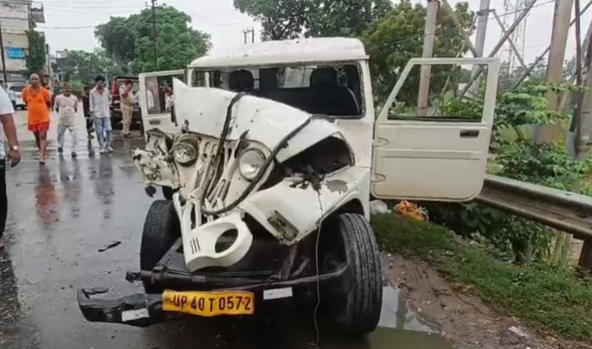 बलरामपुर में मौत बनकर दौड़ा ट्रक! पुल पर बोलेरो के उड़े परखच्चे, बैरियर नहीं होता तो गहरी खाई में समा जाते सभी यात्री