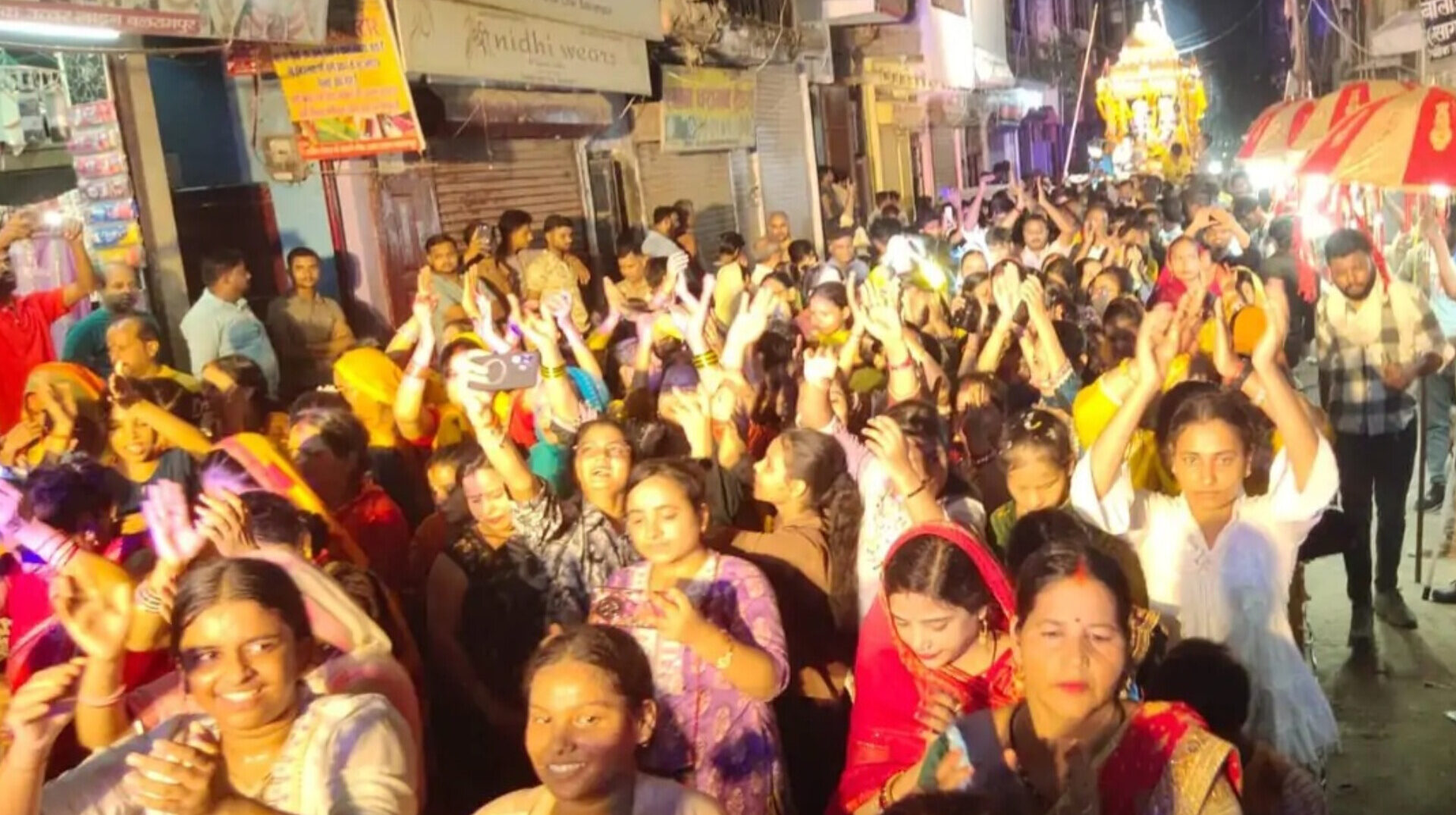 रात 8 बजे बलरामपुर की सड़कों पर उमड़ा आस्था का सैलाब! आखिर किसके एक दर्शन को हजारों श्रद्धालु हो गए बेकाबू?