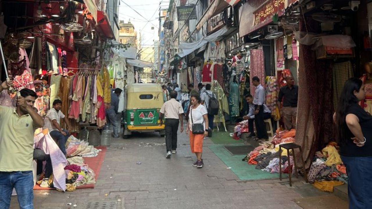 जो दुल्हनें कम बजट में स्टाइलिश और ट्रेंडी ब्राइडल ज्वेलरी ढूंढ रही हैं, उनके लिए लाजपत नगर और सरोजिनी नगर बेहतरीन विकल्प हैं। लाजपत नगर मार्केट में कुंदन स्टाइल, मिरर वर्क और इमिटेशन ब्राइडल सेट की बड़ी रेंज मौजूद है। वहीं सरोजिनी नगर को सबसे सस्ता बाजार माना जाता है, जहां मेहंदी, संगीत और हल्दी के लिए यूनिक सेट्स मिलते हैं। (Img- Pinterest)
