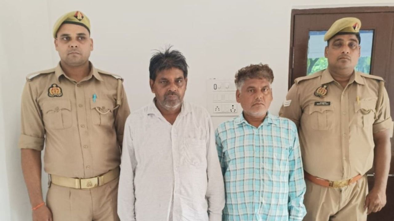 विदेश भेजने के नाम पर बड़ा खेल, कछवां पुलिस ने दबोचे दो शातिर ठग, पोटली में बंद मिले 31 पासपोर्ट