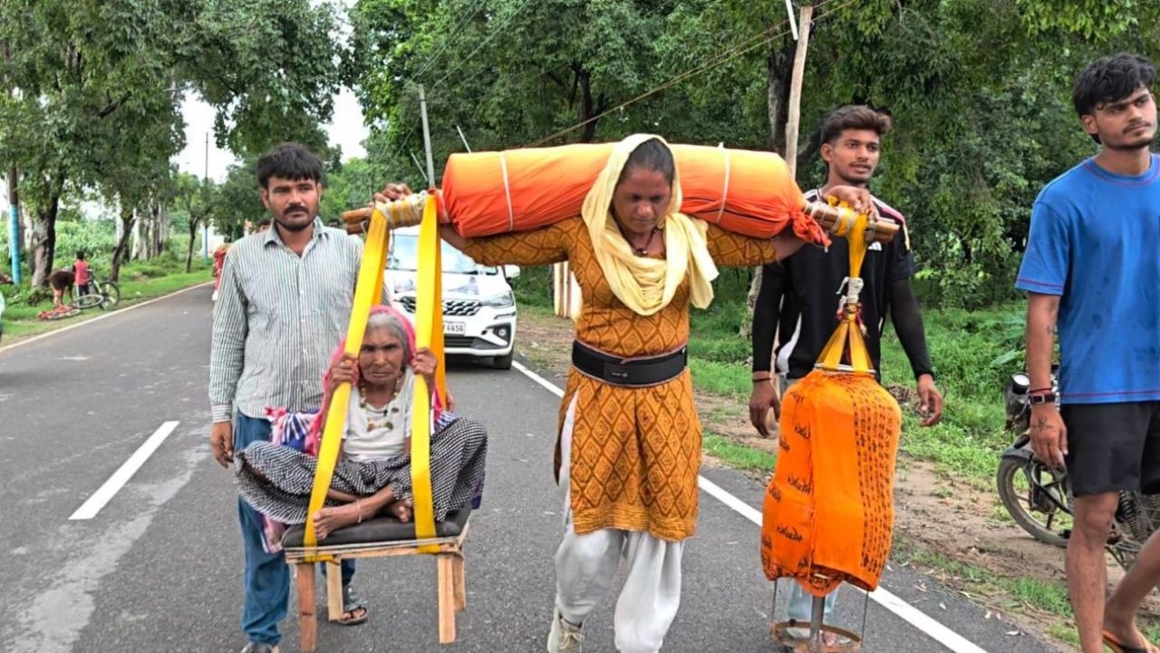 ‘कंधों पर सास, हाथों में 71 किलो गंगाजल’ दिल्ली की बहू काजल चौधरी ने कांवड़ यात्रा में कायम की अनूठी मिसाल