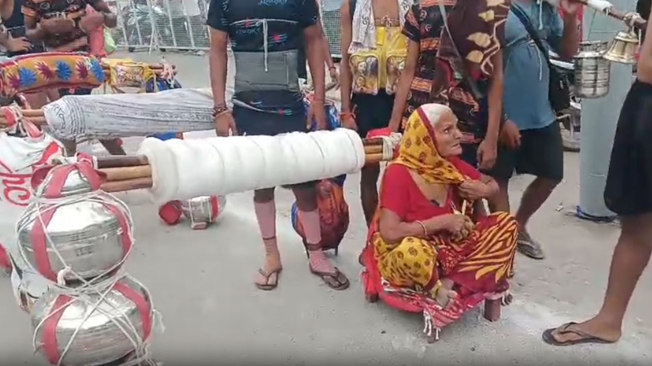 22 कांवड़िए साथ चले, लेकिन सबकी नजरें सिर्फ इस एक कांवड़ पर टिक गईं… वजह जानकर आप भी कहेंगे- आज भी जिंदा है ‘श्रवण कुमार’