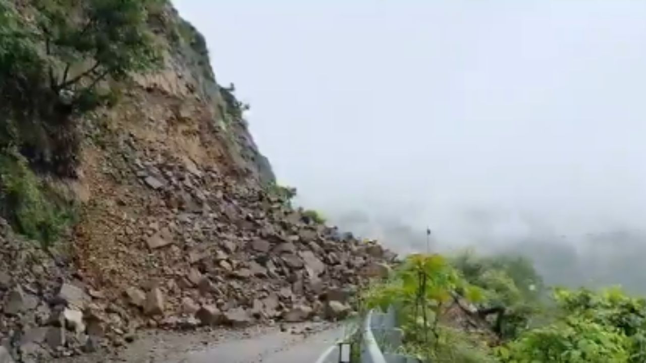 Weather Alert: उत्तराखंड जाने वाले सावधान! रुद्रप्रयाग-टिहरी में भारी भूस्खलन, घर से निकलने से पहले जानिये ये बड़े अपडेट