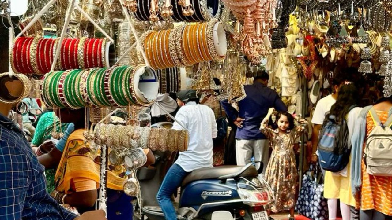 अगर पारंपरिक ब्राइडल ज्वेलरी खरीदने का प्लान है, तो चांदनी चौक और दरीबा कलां सबसे पहले आते हैं। चांदनी चौक में कुंदन, पोल्की और गोल्ड ब्राइडल सेट की सबसे ज्यादा वैरायटी मिलती है। थोक दुकानों के कारण यहां कीमतें काफी किफायती होती हैं। वहीं, एशिया के सबसे पुराने चांदी बाजार दरीबा कलां में दुल्हनों के लिए क्लासिक नेकलेस और मांग टीका मिलते हैं। (Img- Pinterest)