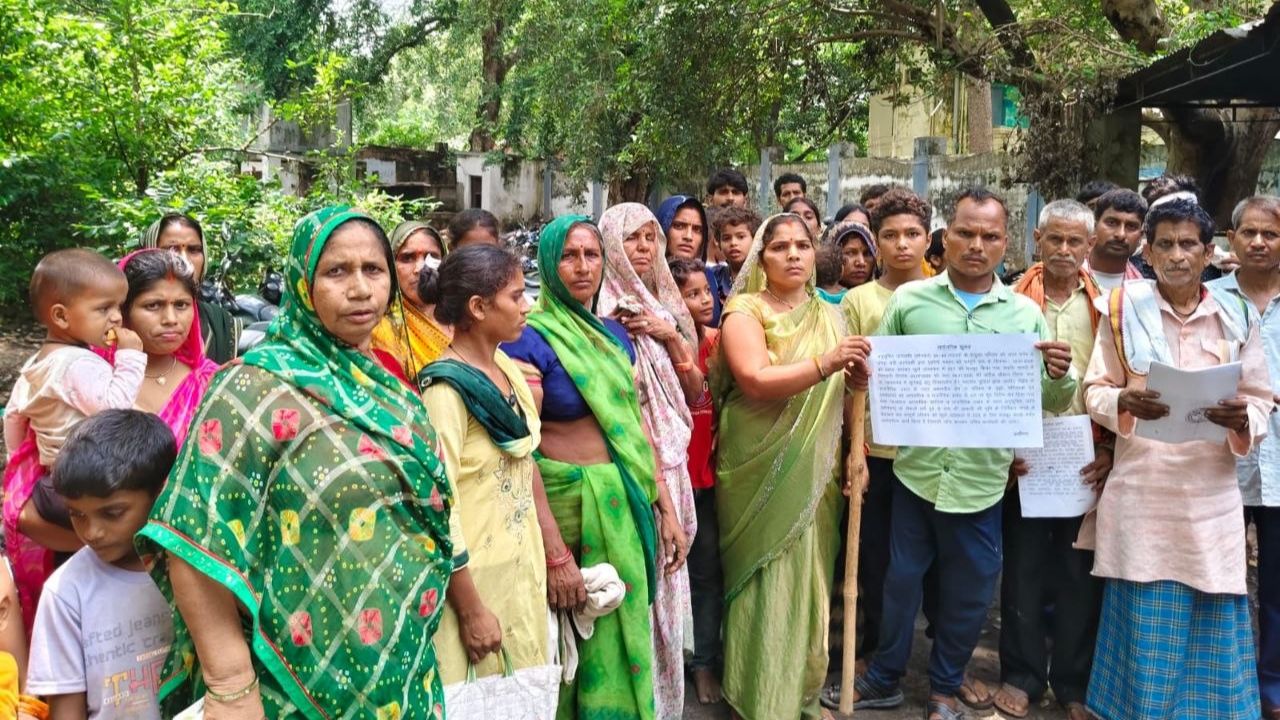 Mirzapur: माफियाओं के JCB से ढहाया गरीबों का आशियाना, जानिए मिर्जापुर में क्यों उड़े कानून-व्यवस्था के परखच्चे?
