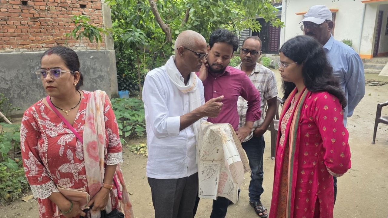 अवैध कब्जेदारों पर चला ‘डीएम का डंडा’, देवरिया में पैमाइश शुरू, जल्द बहाल होगा वैकल्पिक रास्ता