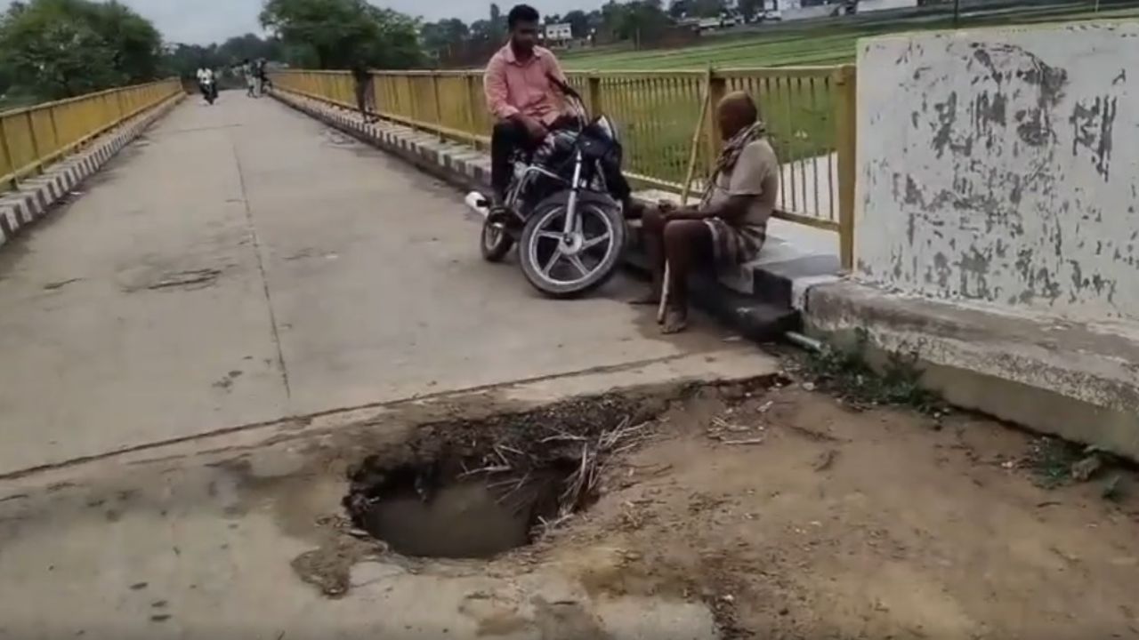 दर्जनों गांवों को जोड़ने वाला पुल बना ‘मौत का कुआं’, देवरिया में हादसे को दावत दे रहा है बथुआ नाला ब्रिज