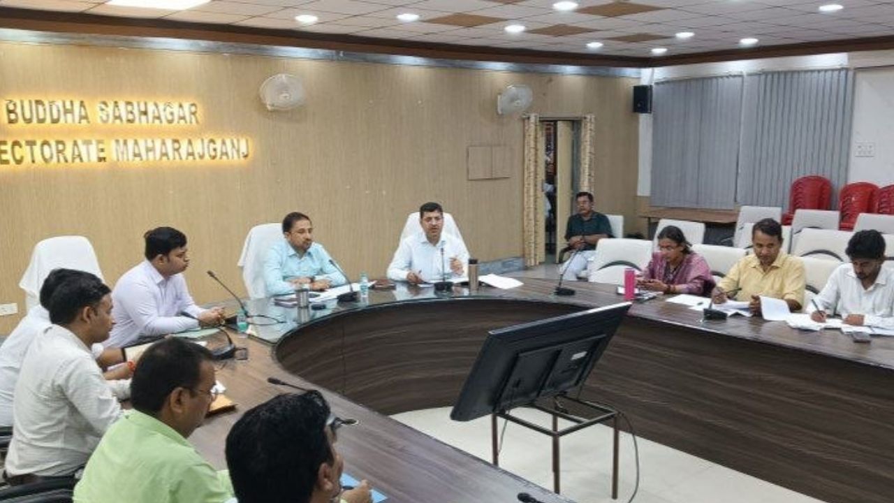 डीएम का सख्त अल्टीमेटम: महराजगंज की रैंकिंग गिरी तो होगी कार्रवाई, लापरवाह कर्मचारियों की सेवा समाप्ति तक के निर्देश