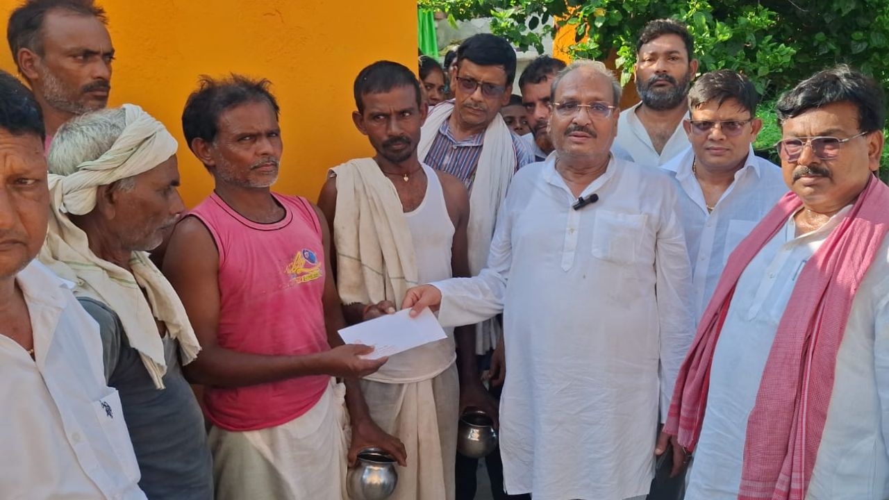 सड़क हादसे के पीड़ित परिवारों से मिले पूर्व मंत्री सुशील टिबड़ेवाल, आर्थिक मदद देकर हरसंभव सहयोग का दिया भरोसा