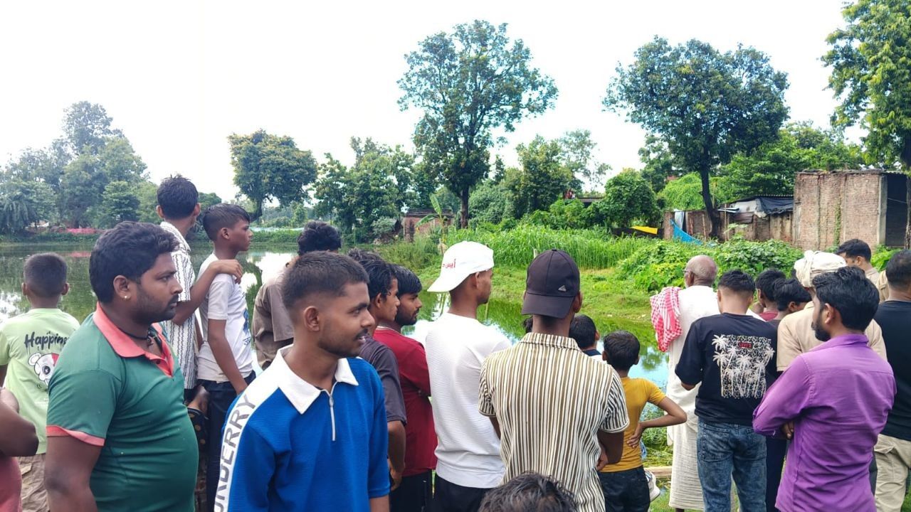 महराजगंज में दर्दनाक हादसा: पोखरे में डूबा 30 साल का युवक, 2 घंटे बाद फायर ब्रिगेड ने निकाला शव