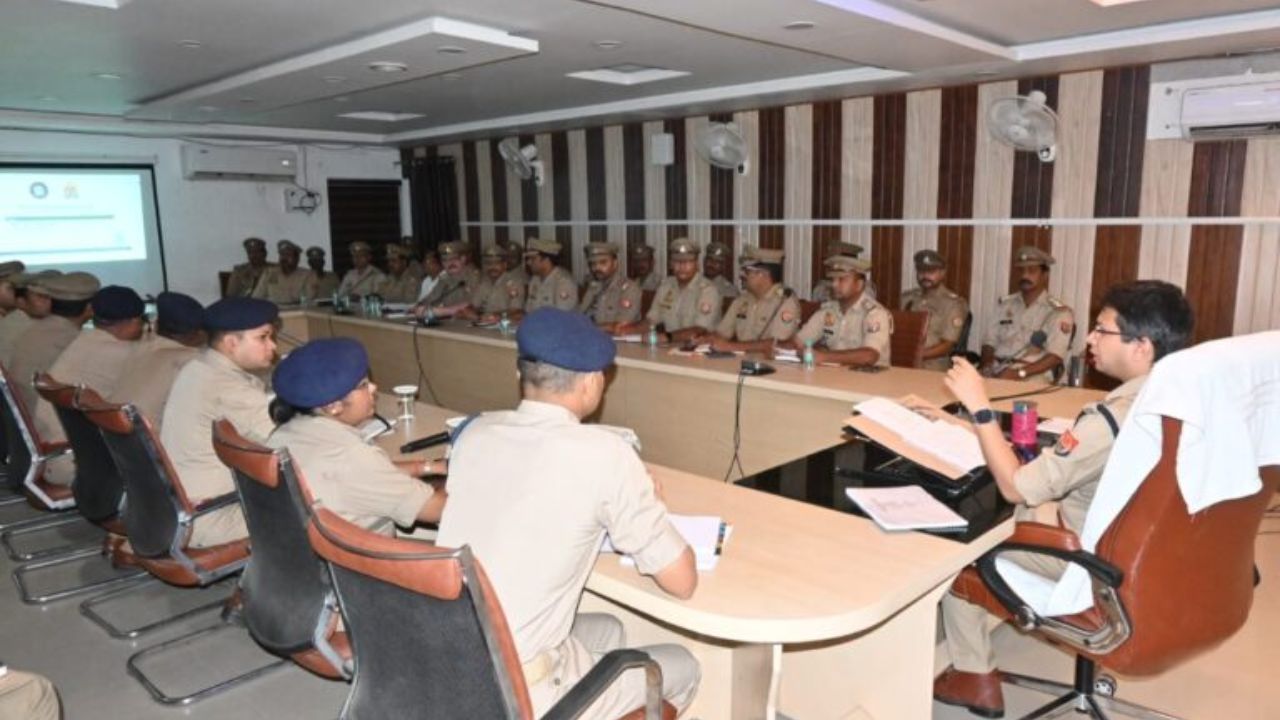 अपराधियों पर गिरेगी गाज! महाराजगंज में आधी रात को SP का एक्शन प्लान, अब हर 48 घंटे में पुलिस करेगी यह काम
