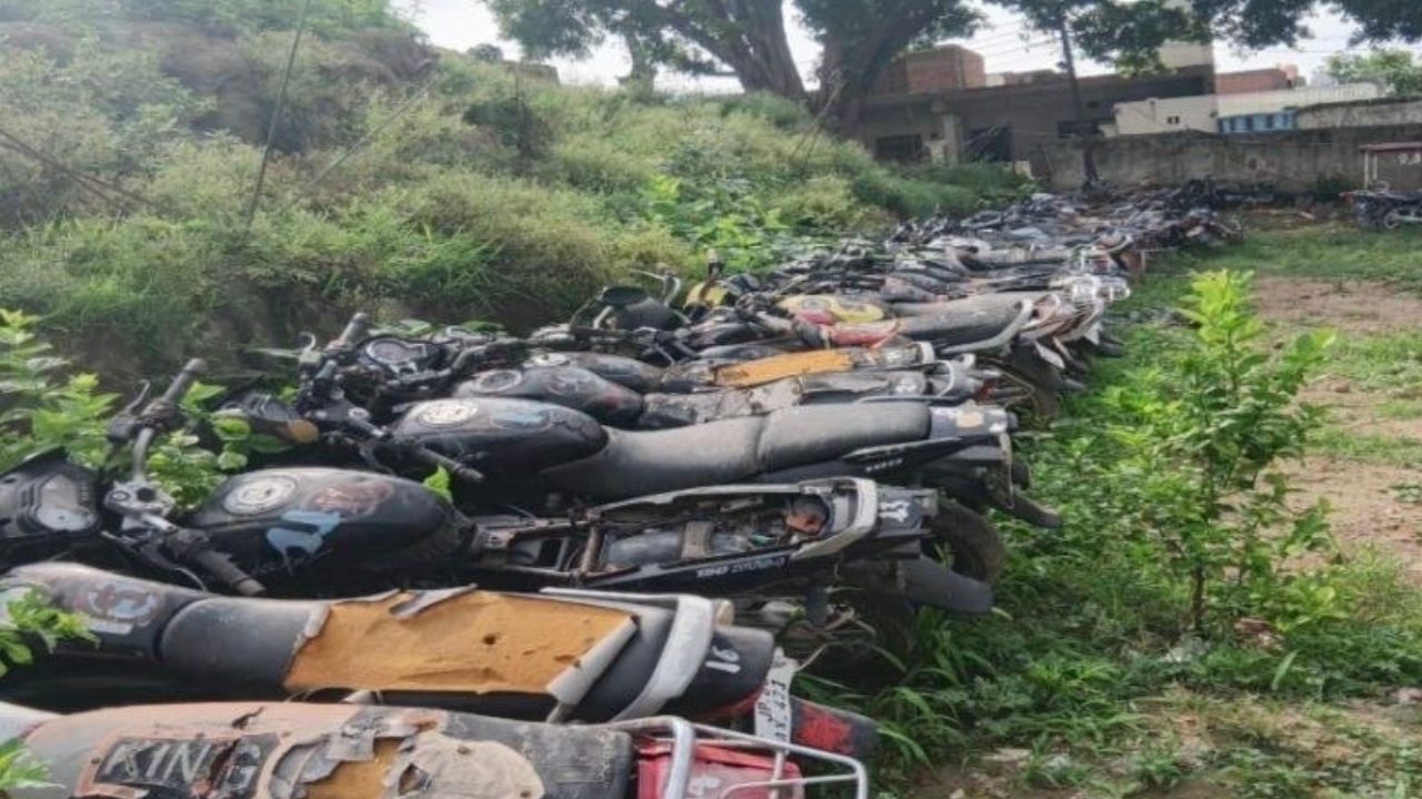 मैनपुरी में कबाड़ नहीं, लाखों का खजाना! थाने में खड़े 137 लावारिस वाहनों की नीलामी, सरकार को मिला लाखों का राजस्व