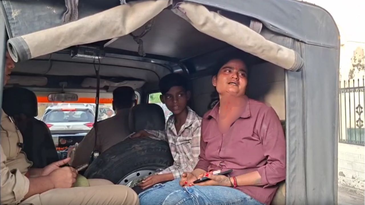 मैनपुरी में सरेराह गुंडागर्दी का रोंगटे खड़ा करने वाला मामला, अधमरी हालत में पटरी पर फेंकी गई महिला, मचा हड़कंप