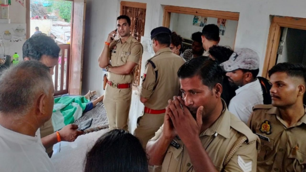 बंद दरवाजे, खून से सना कमरा और बेड पर पड़ी लाश… सुबह का मंजर देख कांप गए लोग