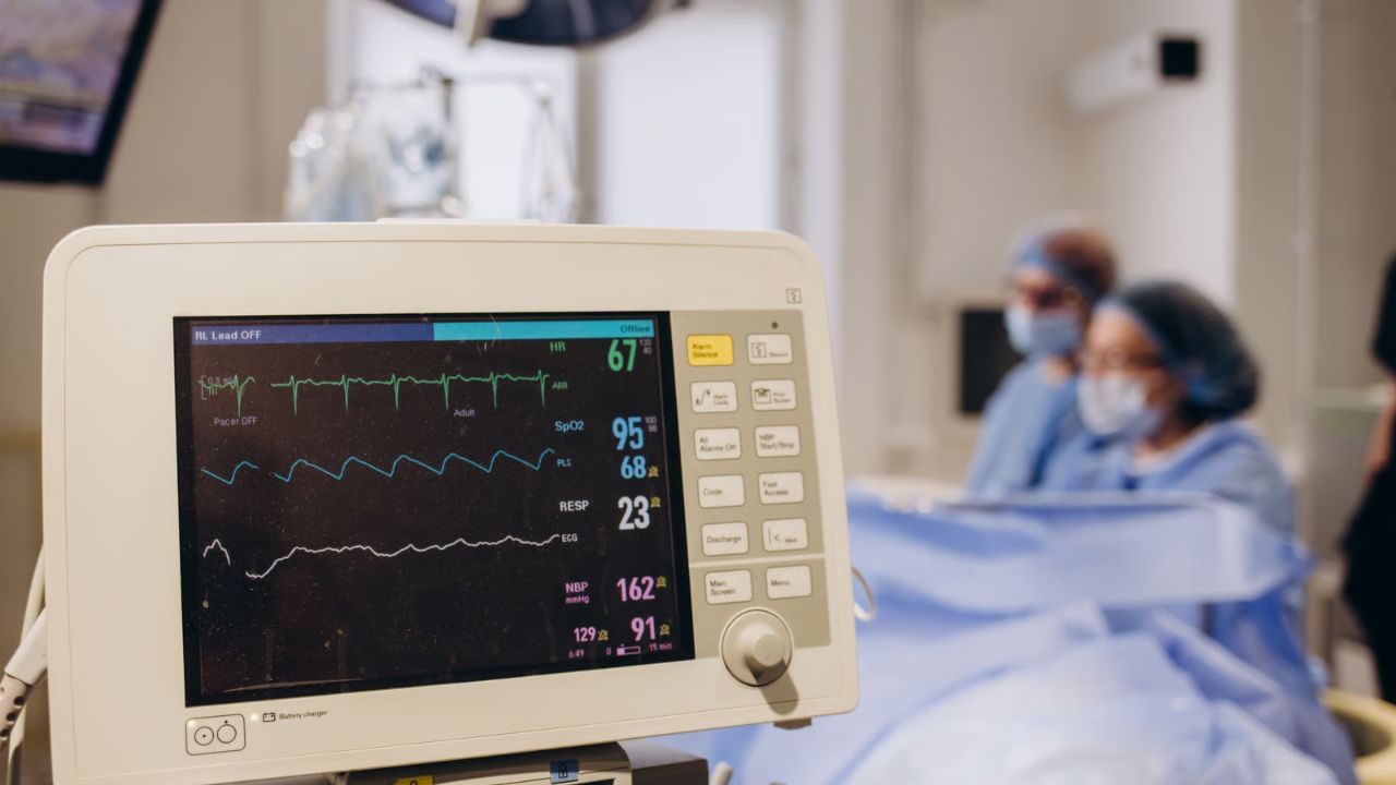 अस्पताल की लापरवाही या सिस्टम का अंधापन? नाम मिलने से बदल दिया ब्लड ग्रुप, वेंटिलेटर पर पहुंची मासूम मां