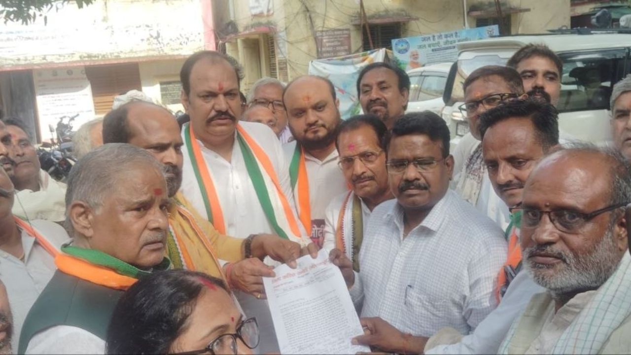 राहुल गांधी का पुतला फूंकने पर मिर्जापुर में कांग्रेस का प्रदर्शन, BJP कार्यकर्ताओं पर मुकदमा दर्ज करने की मांग