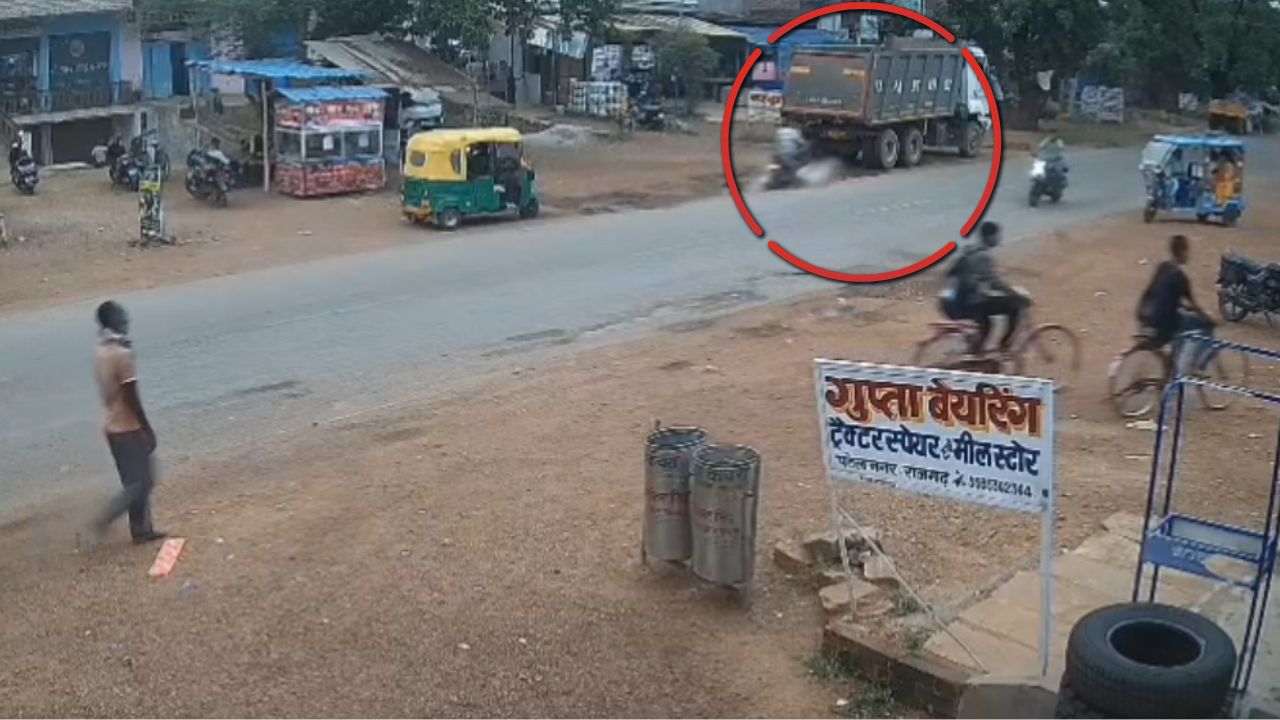 मिर्जापुर हादसे का लाइव सीसीटीवी आया सामने, फुटपाथ पर खड़े अवैध ट्रक ने ली युवक की जान