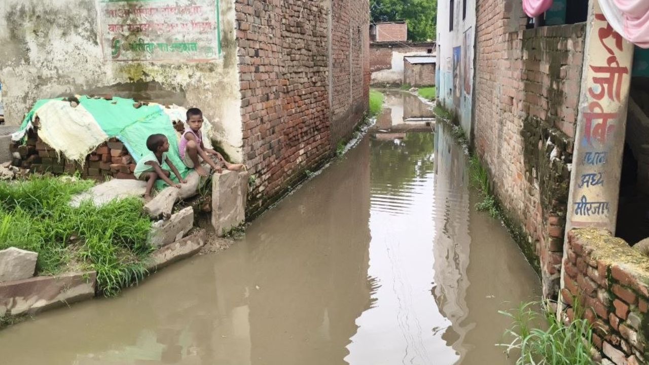 ‘अधिकारी मस्त, जनता पस्त’: मझवा में संचारी अभियान को ठेंगा, 500 मीटर जलमग्न रास्ते से ग्रामीण परेशान